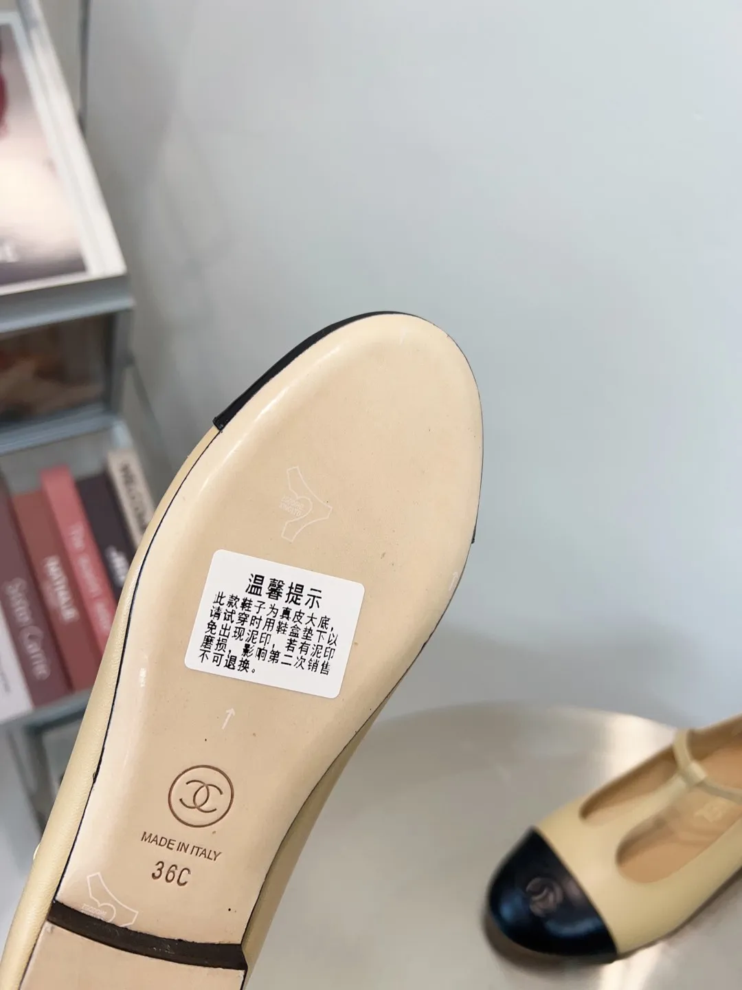 👟👟Ex-factory price 520👟👟 CHANEL Chanel classic three-color T-strap flat ballet shoes, Mary Jane shoes, Grandma Xiang’s consistent elegant ladylike temperament, full of high-end sense! It’s very nice on the feet~Whether it’s worn barefoot or paired with skirts or trousers, it’s very versatile! Incomparably beautiful! It’s so special. I’m very impressed with the details. (The version bought at the counter is developed and made according to the authentic 1:1 version. The details are perfect and more refined and durable. The upper foot is very pedicure-type. The key point is that it is very good and easy to control. ▪Fabric: Original custom-made mixed sheep. ▪Inner lining: imported sheepskin. ▪Outsole: Italian leather outsole. ▪Size: 35-39 (40, 41, 42 are custom-made and cannot be returned)